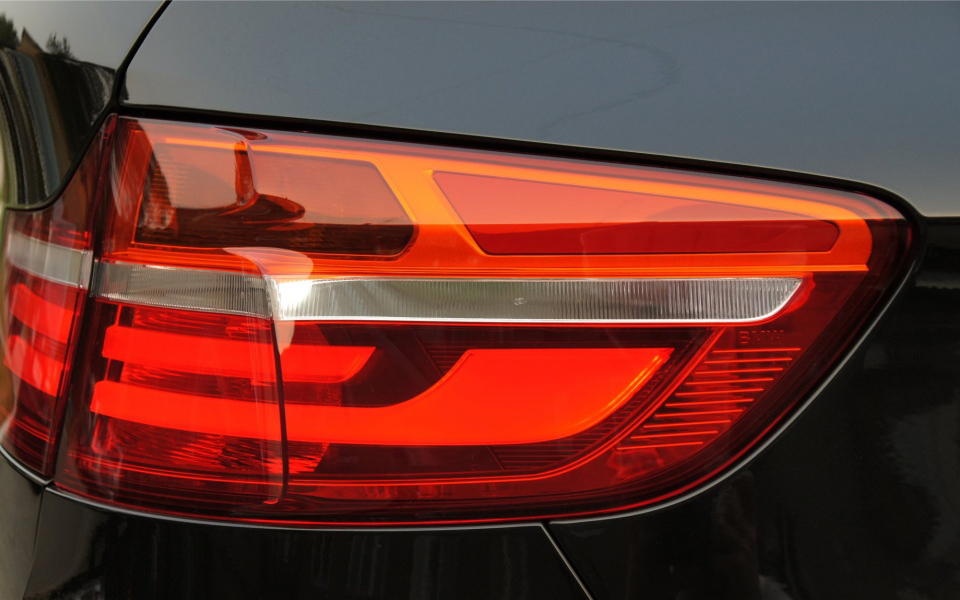 Brake Light-Bulb-Replacement-Service-2