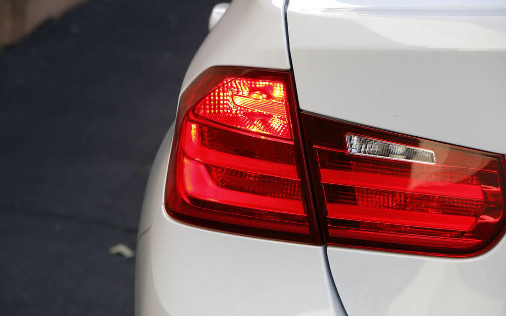 Turn Signal-%28Blinker%29%20Bulb-Replacement-Service-2